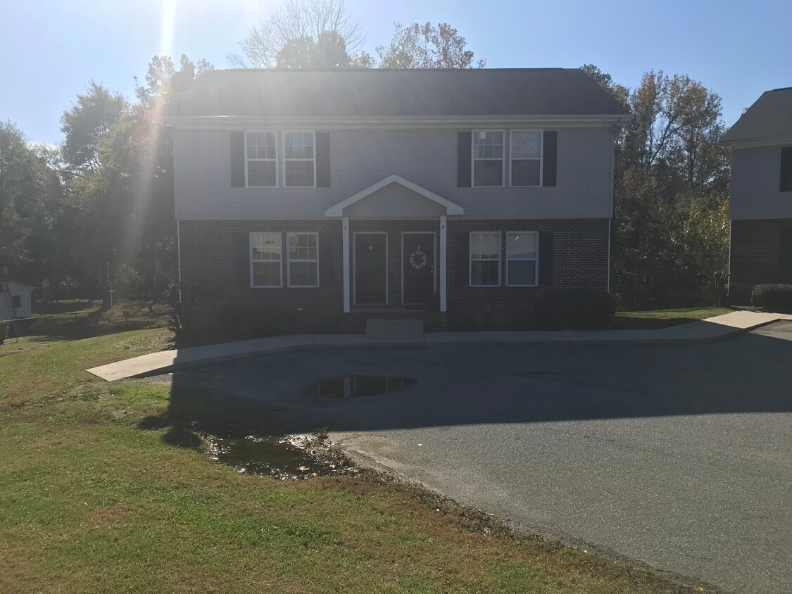 Primary Photo - 108 Cloverdale Ct