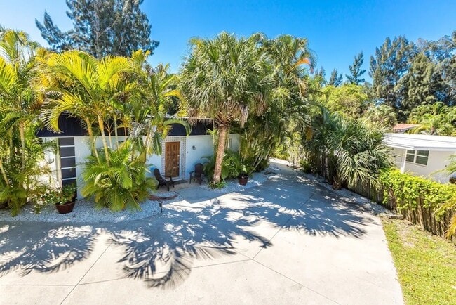 Building Photo - 1BR- 1138 B