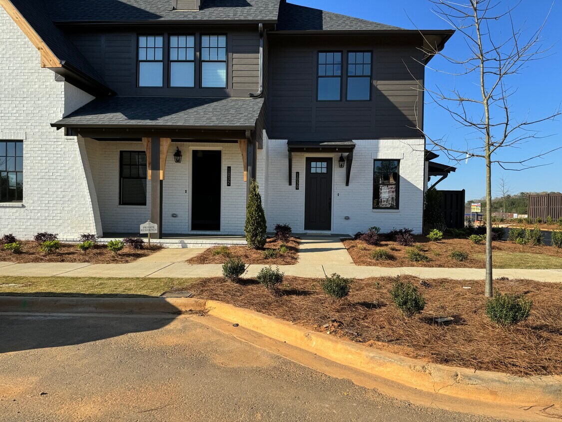 Outdoor - Front - 1032 Windsor Dr