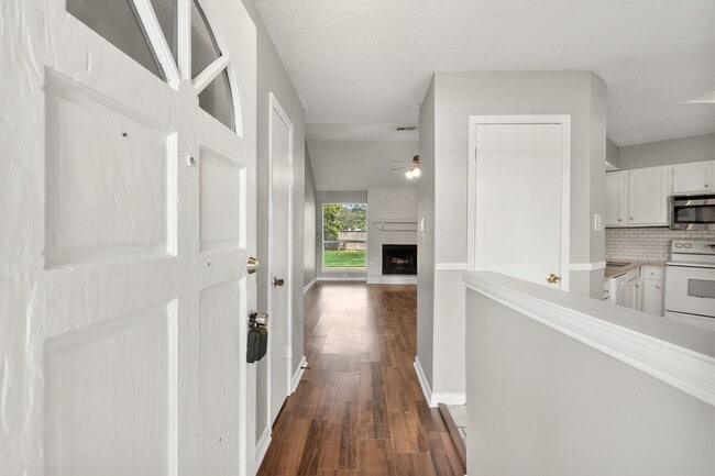 Foto del edificio - 2220 Spruce Dr