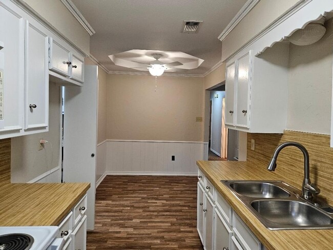 Foto del edificio - Three bedroom and two bathroom nicely remodeled with new flooring. Large wood fenced backyard