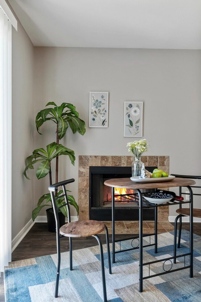 Driscoll Place | Hermosa chimenea y comedor - Driscoll Place