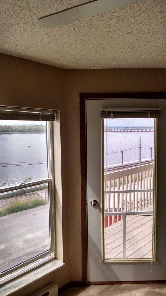 Building Photo - RIVERS EDGE RESIDENCES