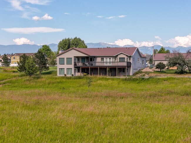 Foto del edificio - Spacious Furnished Home with Mountain Views and Room to Enjoy
