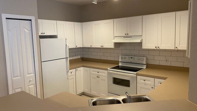 Foto del edificio - Spacious 2BR/2BA Visconti Townhome with 2-Car Garage, Den and Washer/Dryer!