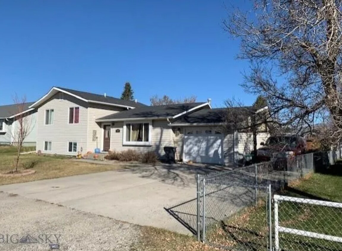 Primary Photo - Spacious 4 Bedroom Belgrade Home