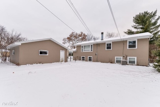 Foto del edificio - 5 br, 2 bath House - 8937 Indahl Ave S