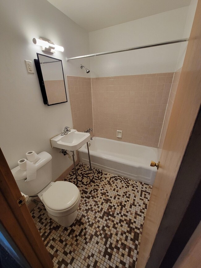 Building Photo - 6521