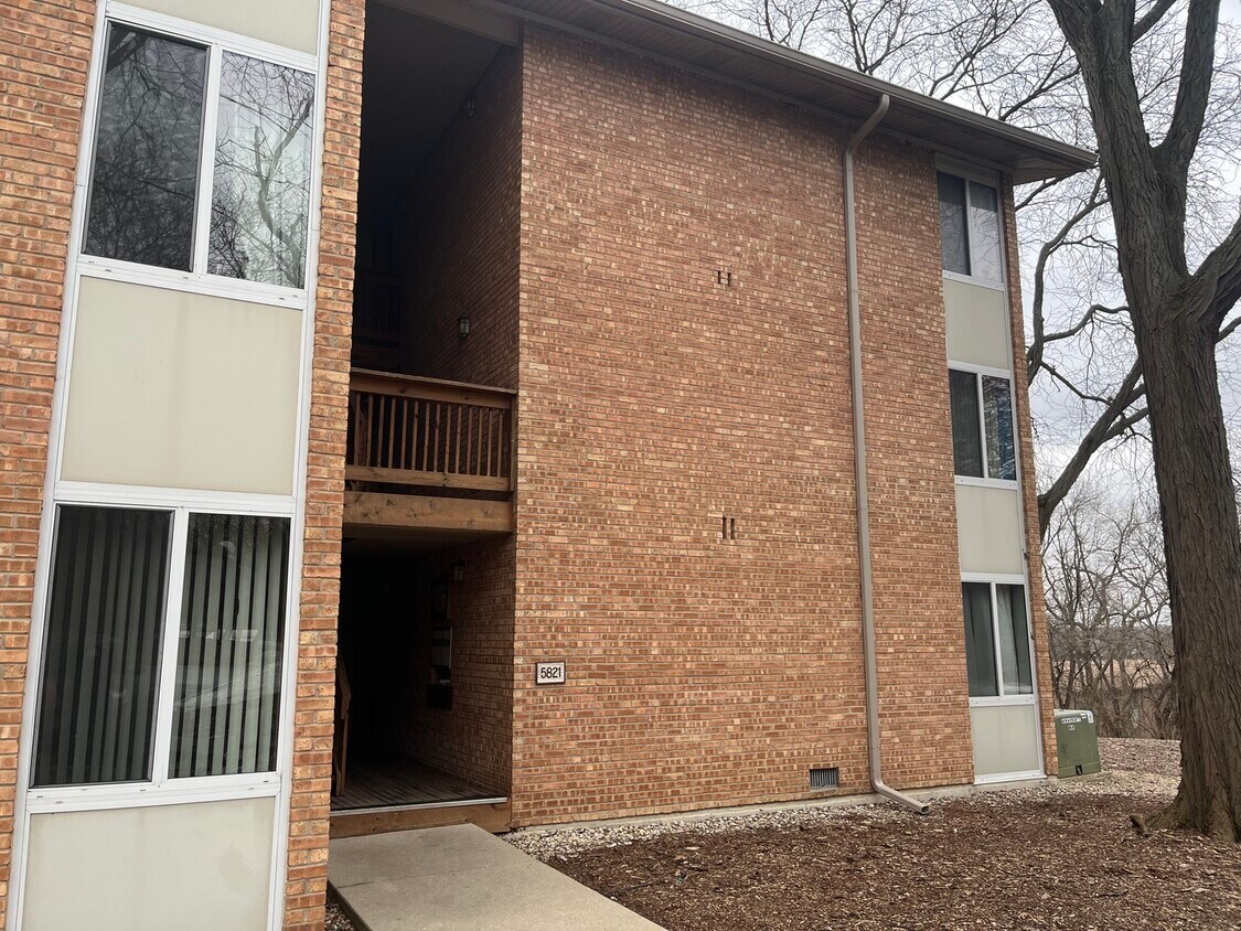 5821 Oakwood Dr Unit F, Lisle, IL 60532 Condo for Rent in Lisle, IL