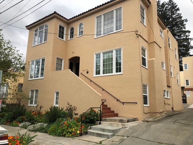 Foto del edificio - COMING SOON-large bedroom and is located n...