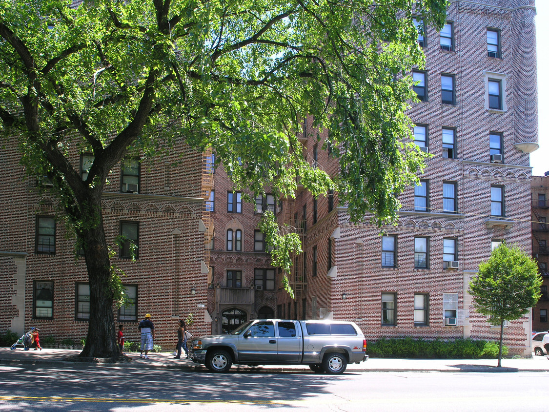 Foto del edificio - 2144 Bronx Park E