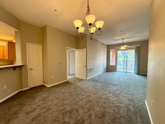 Building Photo - 2/BD 2/BA Third Floor Condo in Guard-Gated...