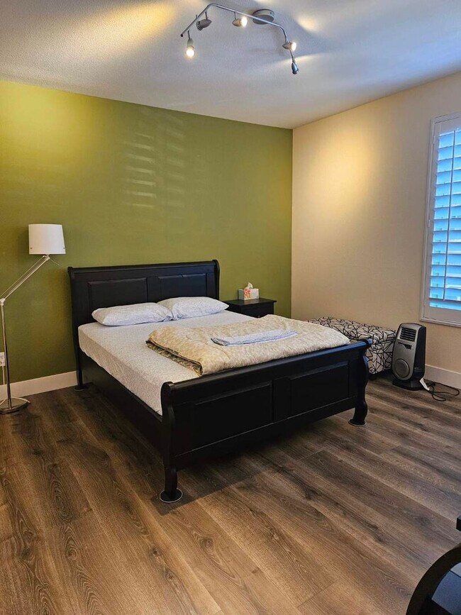 Building Photo - Charming 3 Bedroom 3 Bath in Hayward