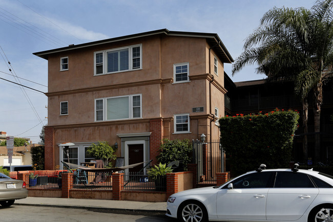 Foto del edificio - 130 Roycroft Ave