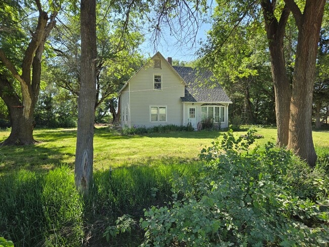 Building Photo - Country Farmhouse 6 miles from town, chicken coop, storage shed and run-in shed