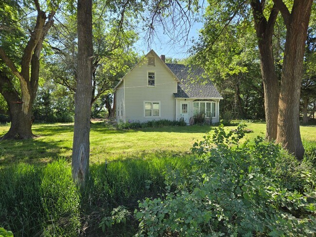 Foto del edificio - Country Farmhouse 6 miles from town, chicken coop, storage shed and run-in shed