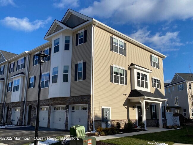 Building Photo - 906 Arose Ln