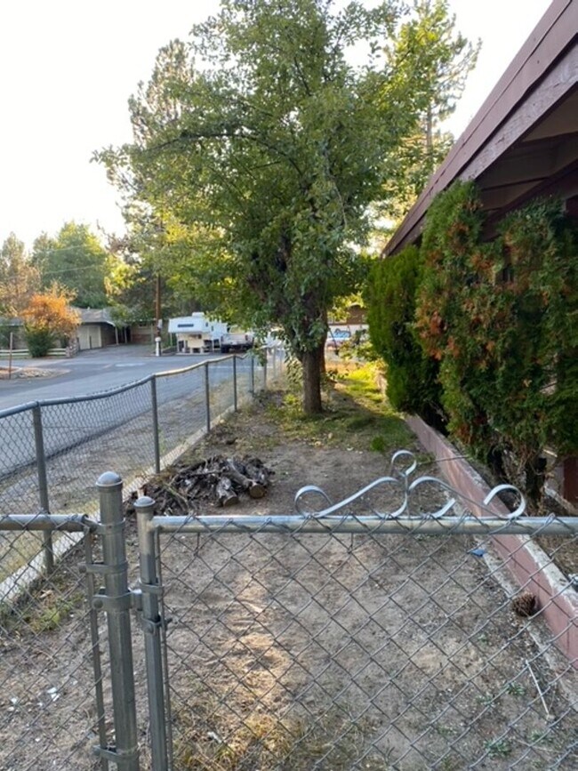 Building Photo - Large Pet friendly 3Bd house w/ office spa...