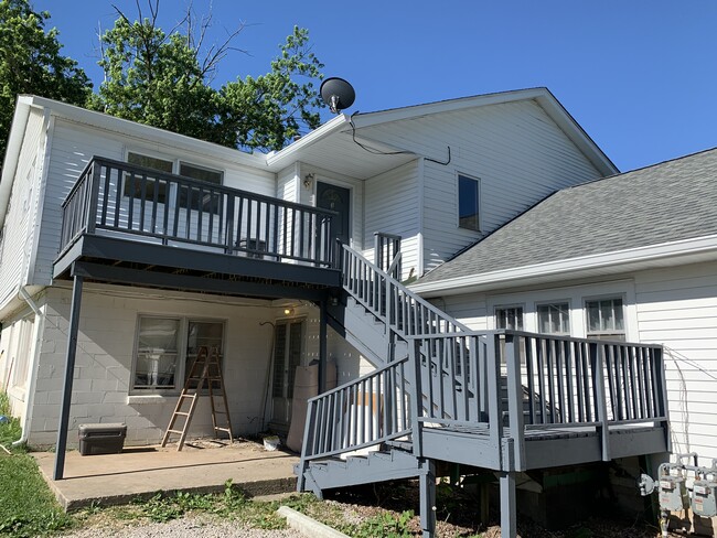 Unit 2 entry is on left side of building - 401 W Clear Creek Dr
