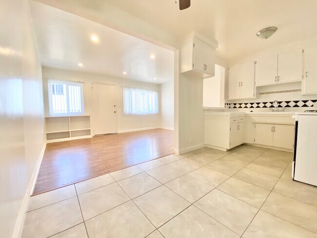 Building Photo - 1321 N Harvard Blvd