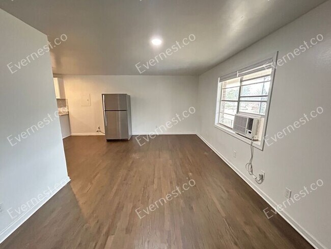 Foto del edificio - 4527 Glade Rd