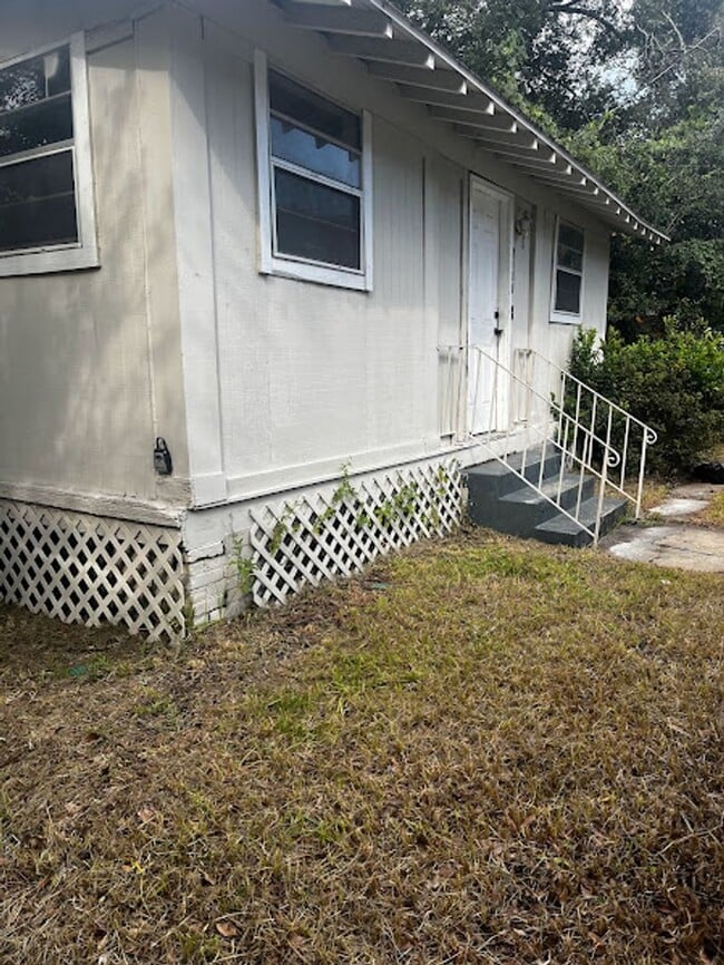 Building Photo - Newly Updated 3 Beds/ 2 Bath With Huge Bac...