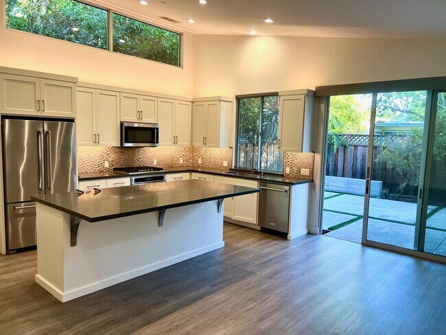 Foto del edificio - Beautiful Palo Alto Remodel