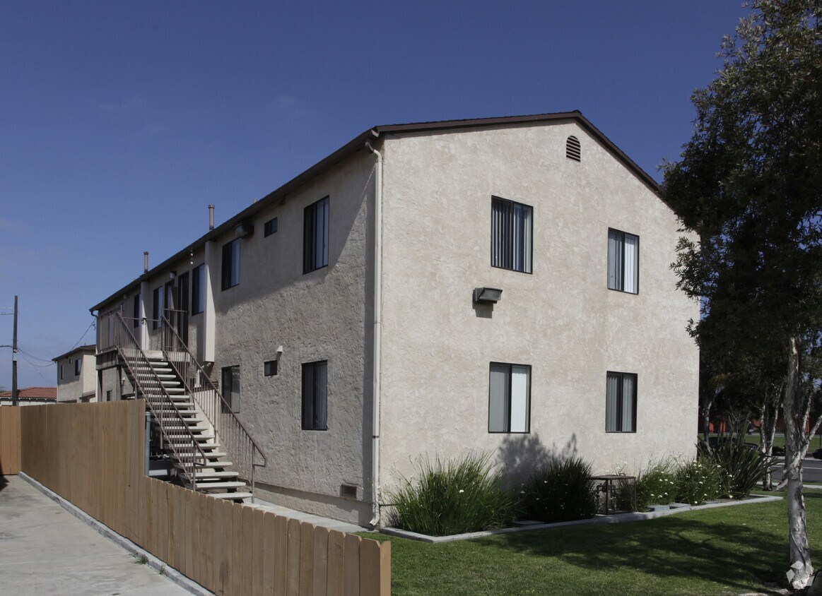 Foto del edificio - 2739-2745 Meade Ave