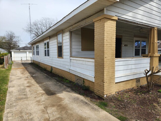 Building Photo - 4627 Terrace S
