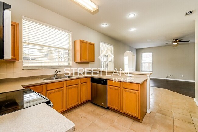 Building Photo - Charming 4 bedroom pool home in Riverview!