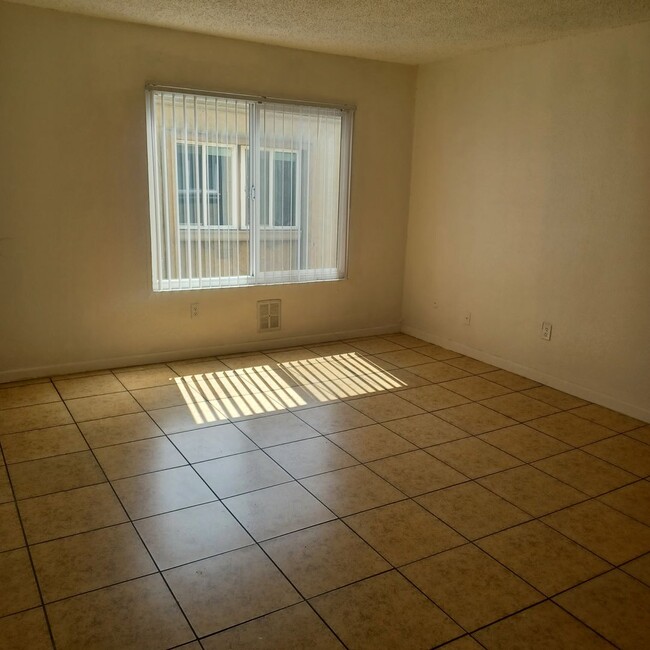 Building Photo - 2BDRM / 1 BATH CONDO Management Super Move...