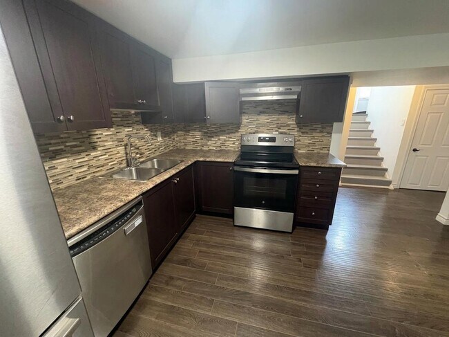 Photo du bâtiment - 2 Bedroom Lower Level With In Suite Laundry East Mountain