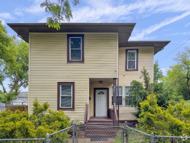Building Photo - 1418 N Oliver Ave