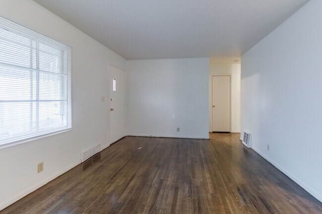 Foto del edificio - Cute 2 Bedroom Home New Luxury Vinyl Floor...