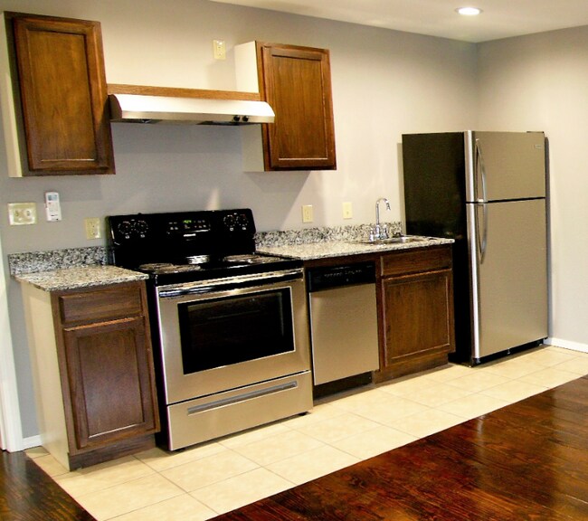 Building Photo - 1306 E 11th St