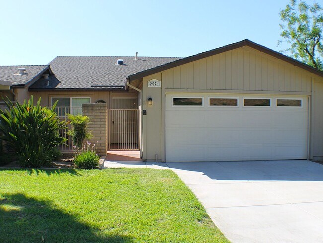 Foto del edificio - Stunning 3 bed, 2 bath Townhome for Rent.