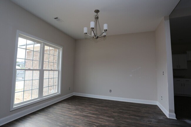 Foto del edificio - 3 Bedroom Brick House in SEB School District Available NOW