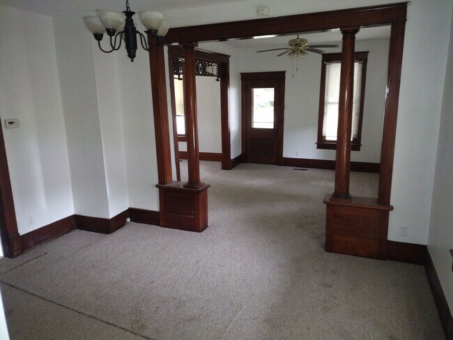 Foto del edificio - MAIN FLOOR LARGE APARTMENT