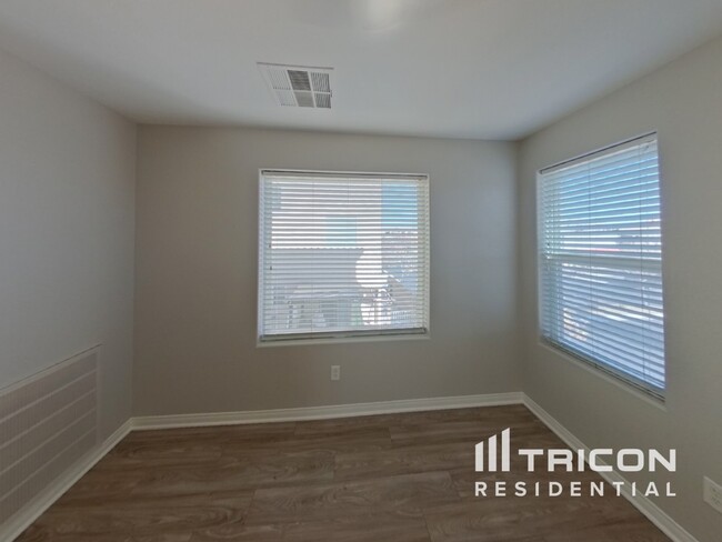 Foto del edificio - 8920 Dorrell Ln