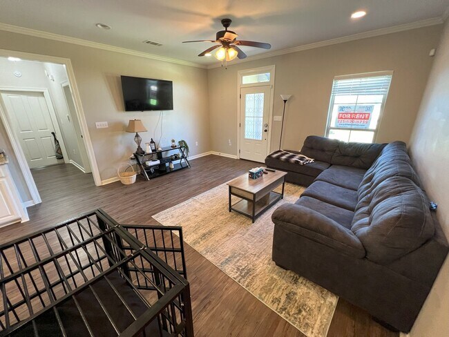 Building Photo - 3 Bedroom 2 Bath home located in Lakeside ...