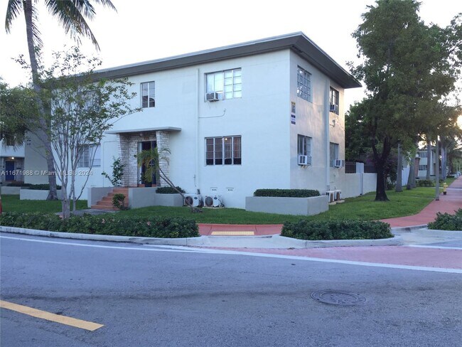 Building Photo - 8340 Crespi Blvd