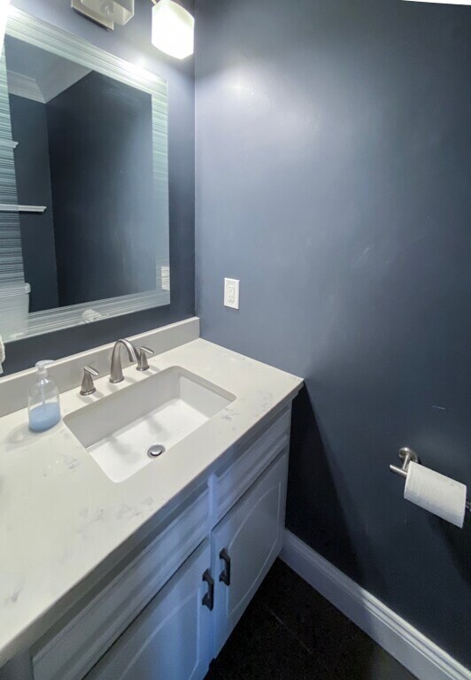 Half bathroom in the 1st floor - 71 Aiken St