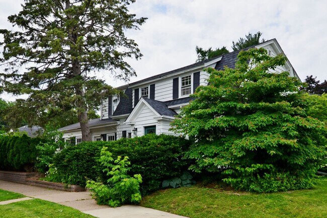 Building Photo - Immaculate Highland Park 3 Bed 3.5 Bath Si...