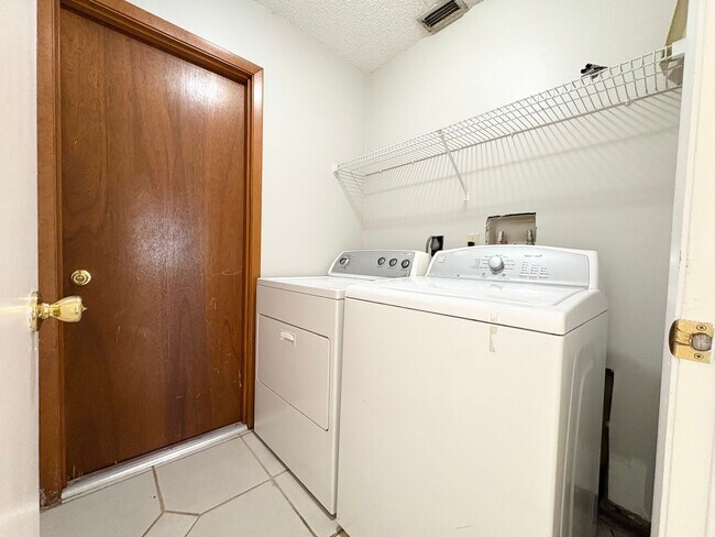 Foto del edificio - Beautifully Upgraded 3 BR Home in Hidden Lakes - Community Pool