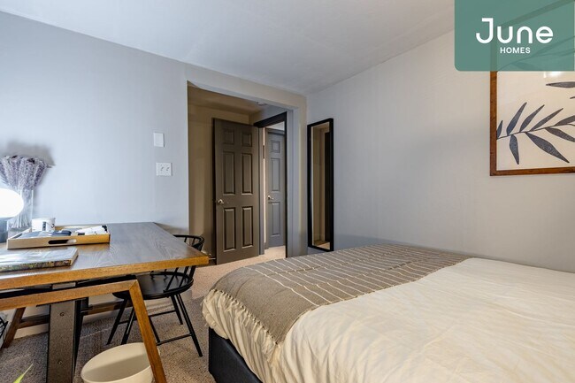 Building Photo - ROOM ONLY in 5-bed/3.0-bath Home