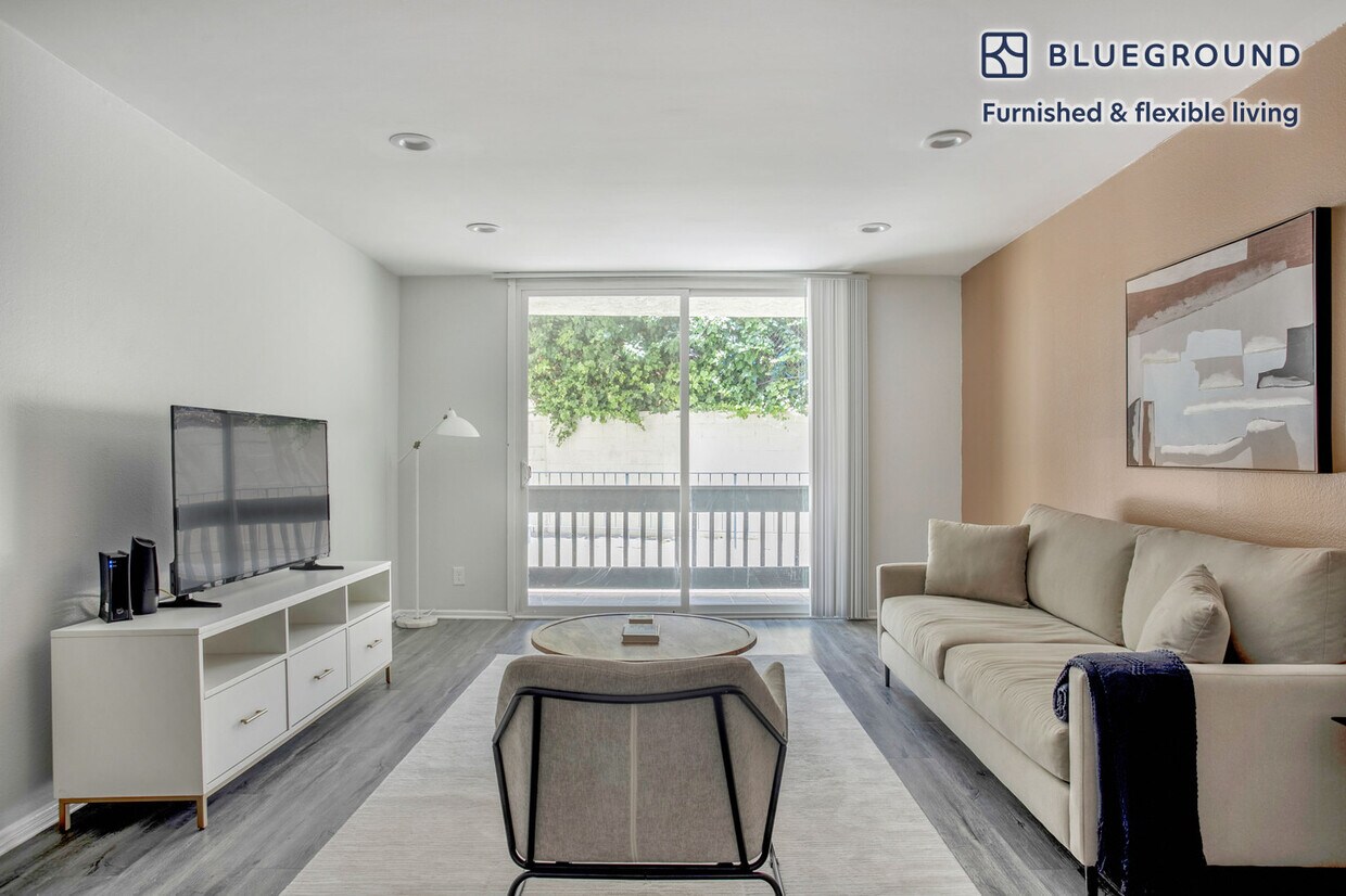 Foto principal - 17250 Sunset Blvd