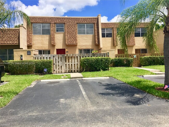 Building Photo - 3 br, 2.5 bath Townhome - 3641 NW 95th Ter...
