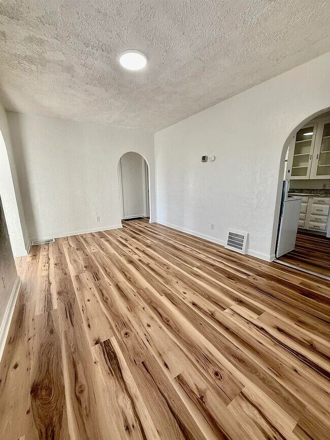 Foto del edificio - Charming, single-family, 4 bed / 1.5 bath home on W Pine St