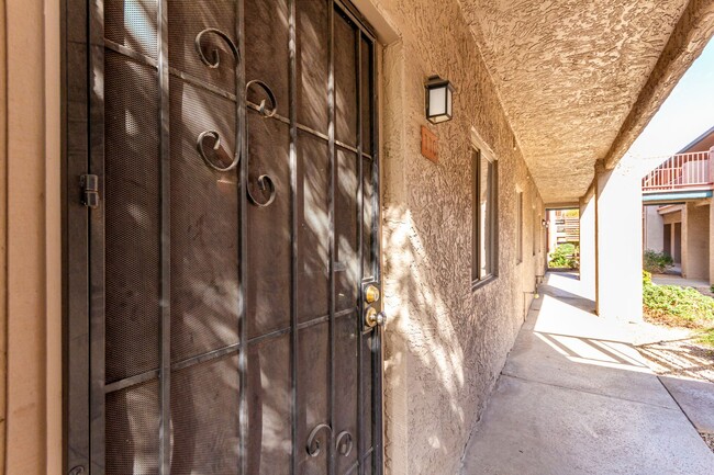 Building Photo - New Listing in Scottsdale