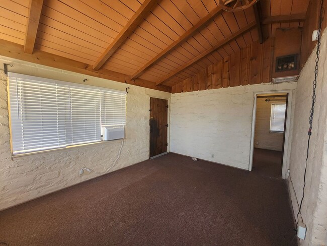 Foto del edificio - Charming One Bedroom Cottage COMING THIS A...